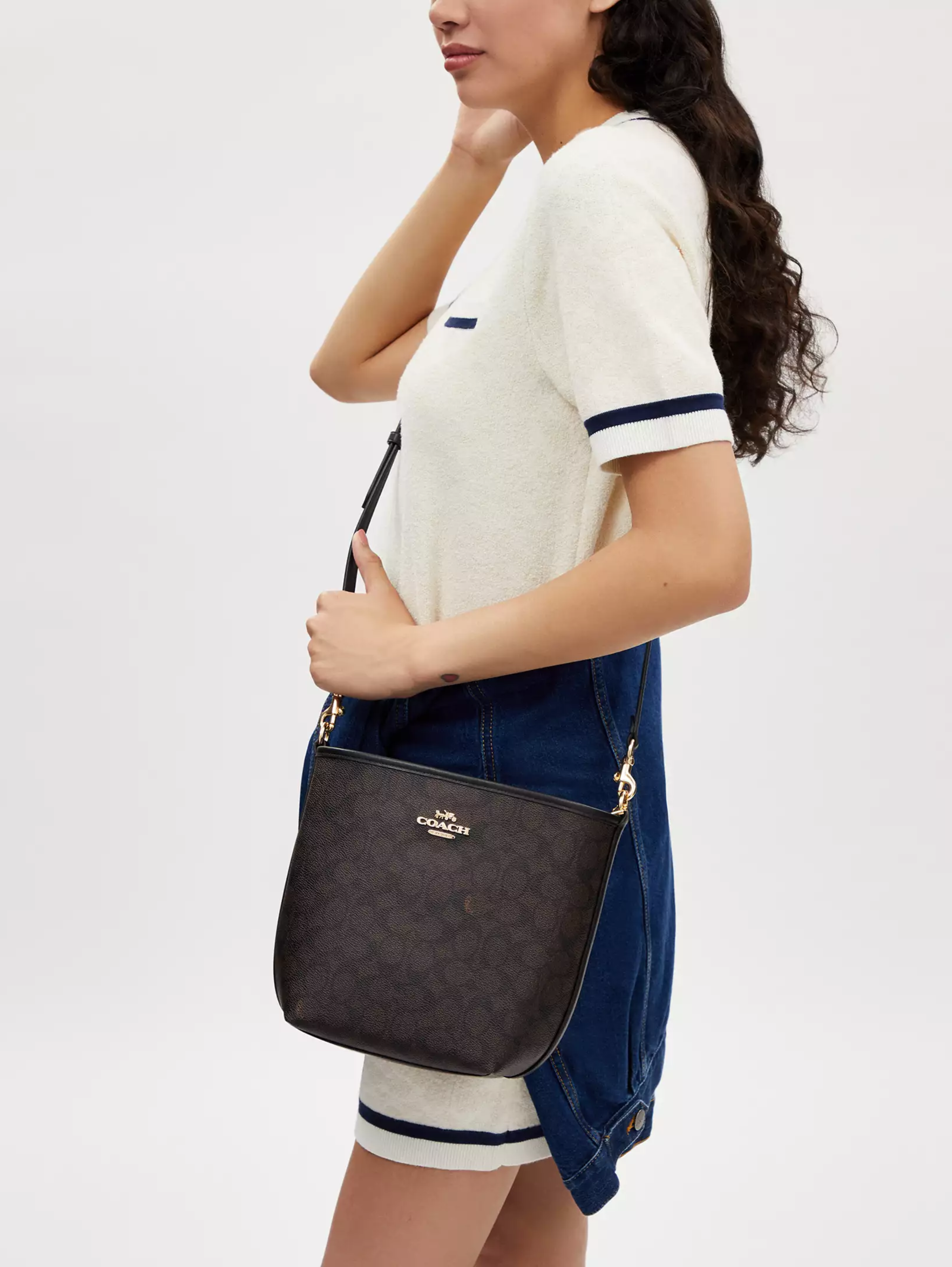 City Bucket Bag In Signature Canvas