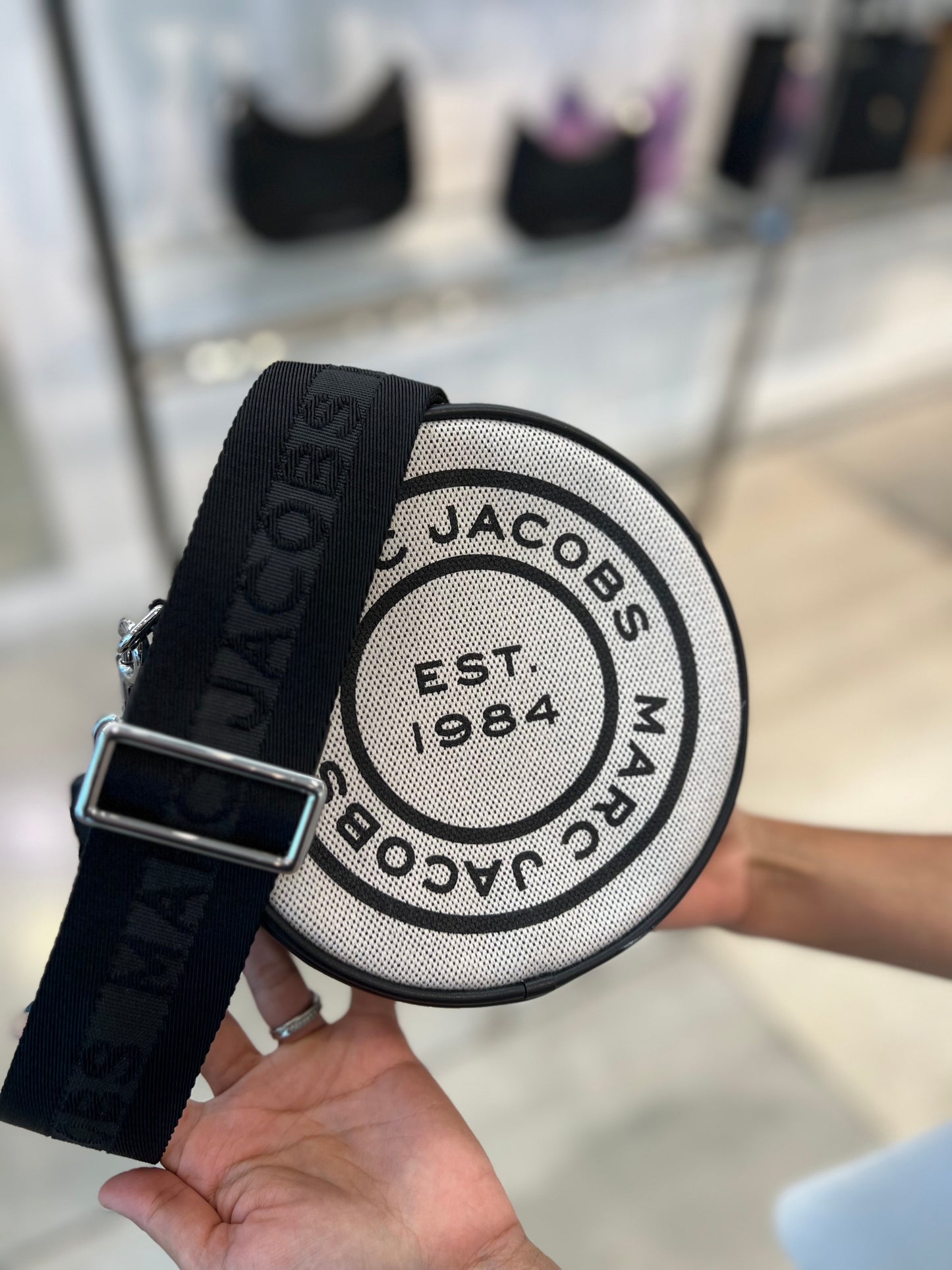 Marc Jacobs Bandolera Signet de lona circular